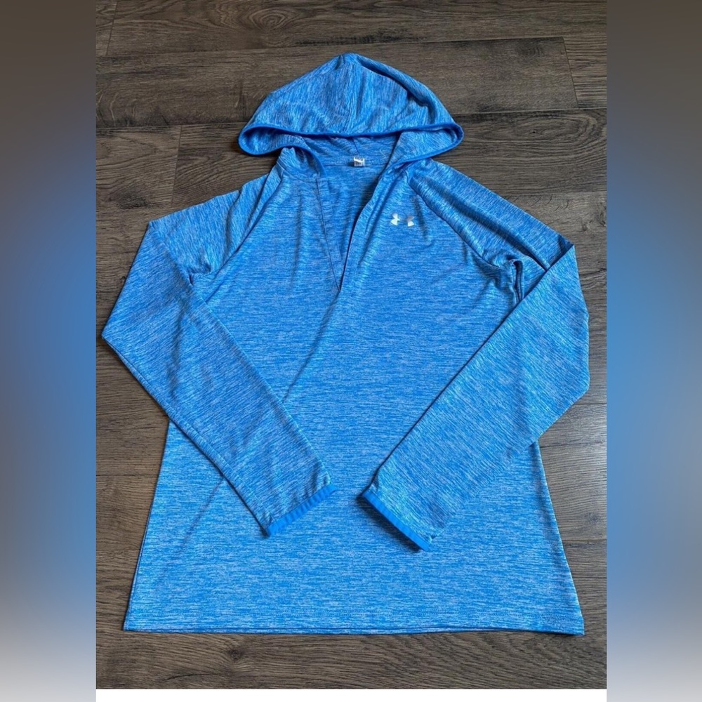 Women’s Under Armour loose pull over long sleeve top with V-neck.